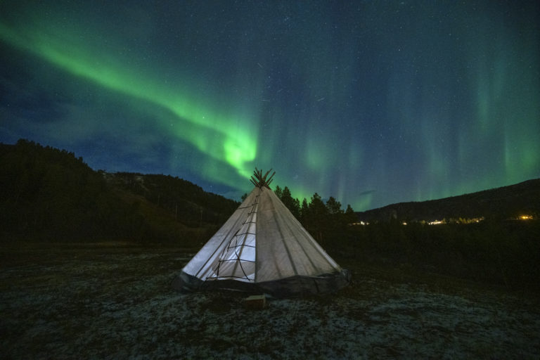 Suddenly the green rays appears on the sky. © Rune Dahl