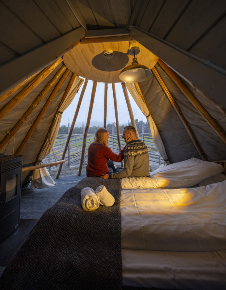 Glamping in Alta with your loved one. Photo: Rune Dahl / nordnorge.dev09.dekodes.no