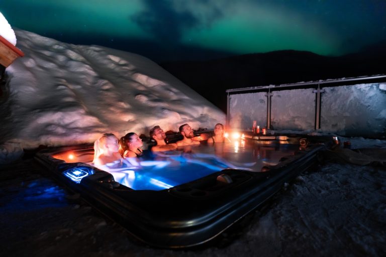 Jacuzzi under the northern lights in Nordreisa © Petr Pavlíček / Visit Lyngenfjord