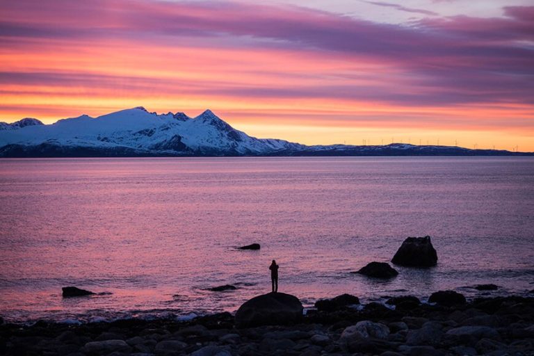 The winter's day in Nord-Lenangen has come to an end, the view is towards the island of Vanna © Visit Lyngenfjord