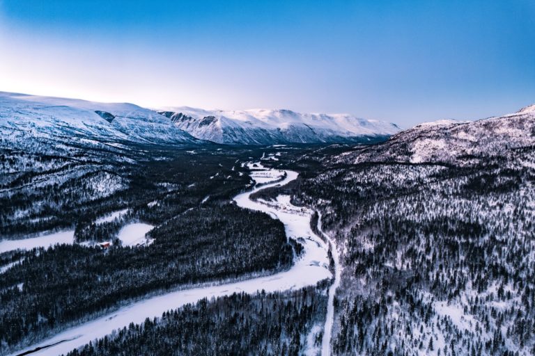 The river Reisaelva meandering through the valley of Reisadalen dressed for winter © Petr Pavlíček / Visit Lyngenfjord