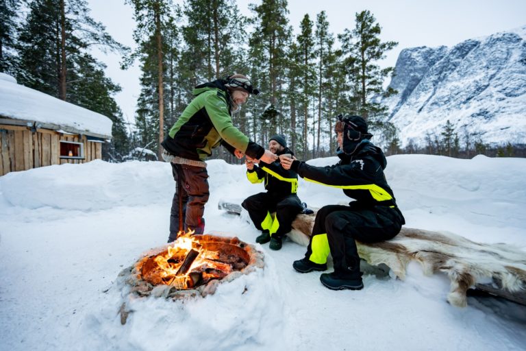 Coffee cooked on the open fire served on a reindeer pelt is common in Lyngenfjord © Petr Pavlíček / Visit Lyngenfjord