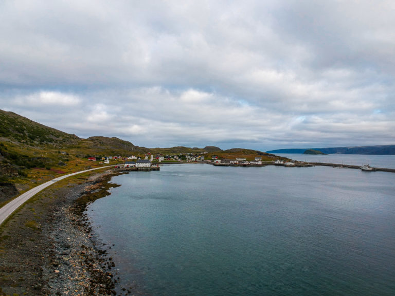 En gang lå fiskebåtene tett i tett i Kongsfjord, og i dag er det stille © Katelin Pell