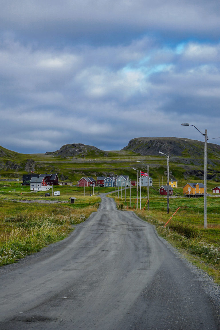 Veidnes er en liten samling hus fra 1800-tallet et par kilometer fra Kongsfjord © Katelin Pell