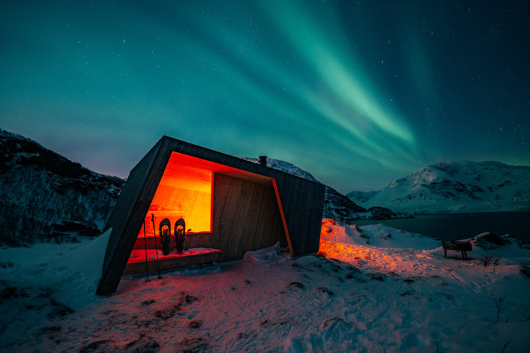 The shelter at Finneidet, an easy hike with snowshoes out of the fishing town of Skjervøy © Petr Pavlíček/Visit Lyngenfjord