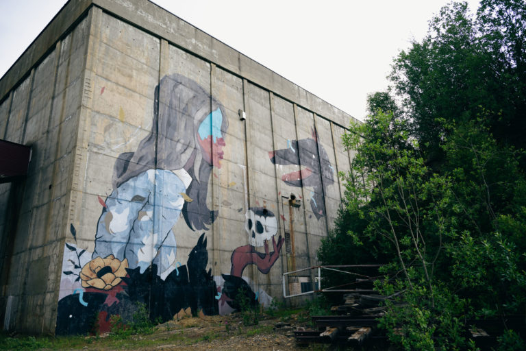 Gatekunst på en stor vegg i Sulitjelma © Marie Nystad Helgesen