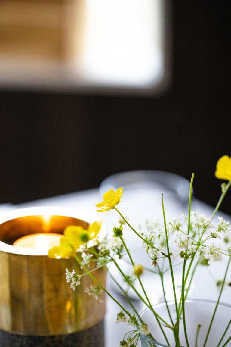 Liten detalj fra Jakobsbakken; smørblomst og ryllik, samt lysestake fra gamle Saulo Produkter © Marie Nystad Helgesen
