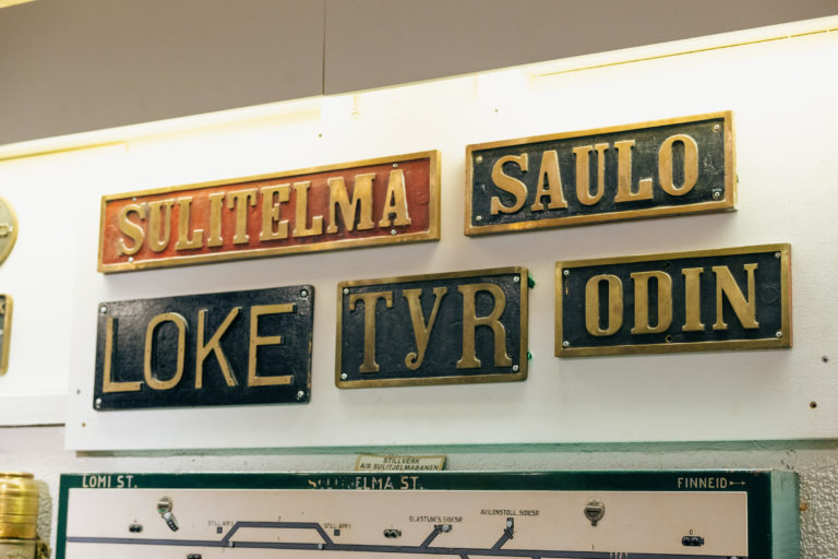 Navnene på de ulike togene som trafikkerte Sulitjelmabanen, en smalsporet jernbane bygd for malmtransport © Marie Nystad Helgesen
