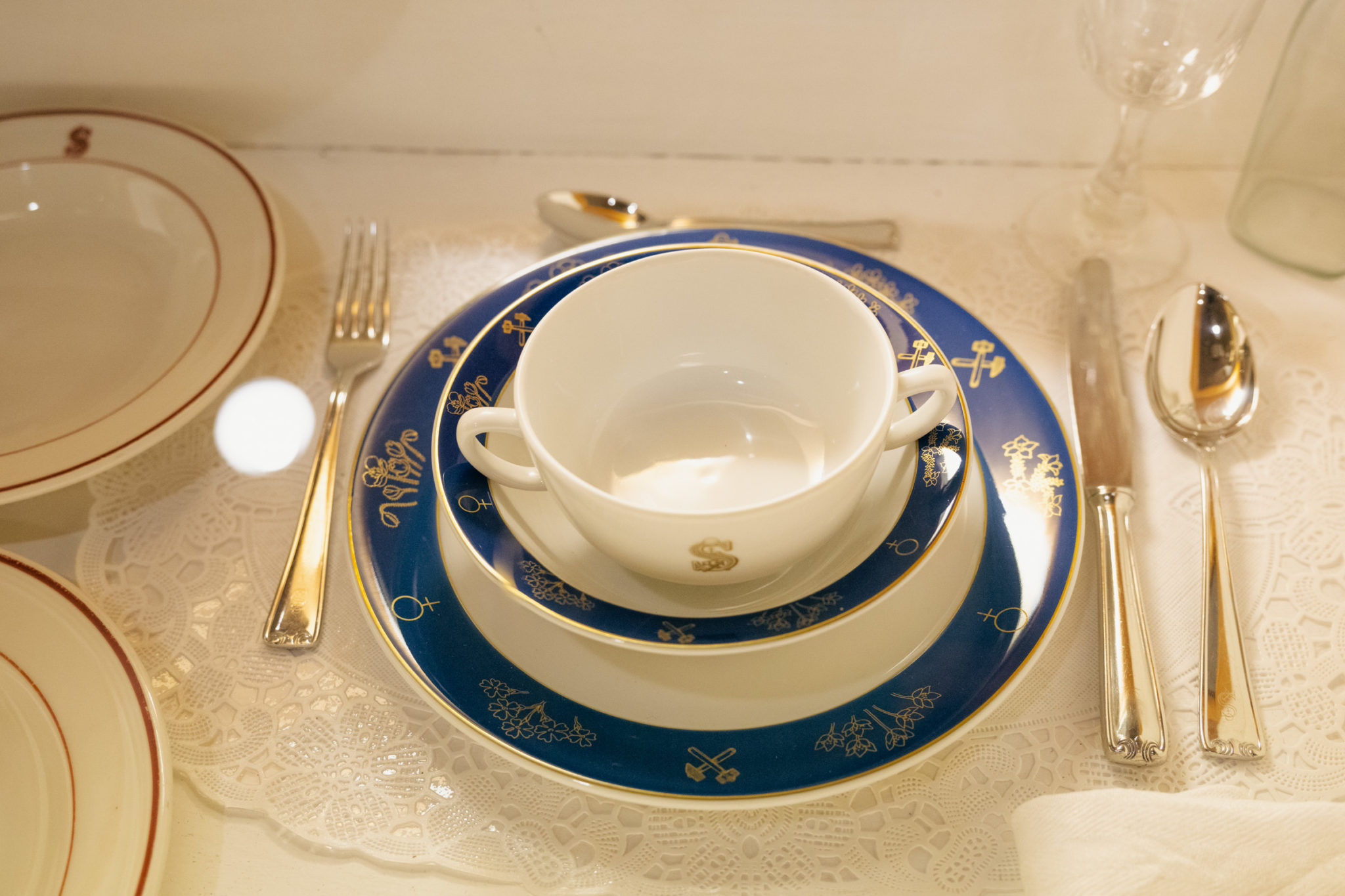 Porselensservise med Sulitjelma Grubers emblem © Marie Nystad Helgesen
