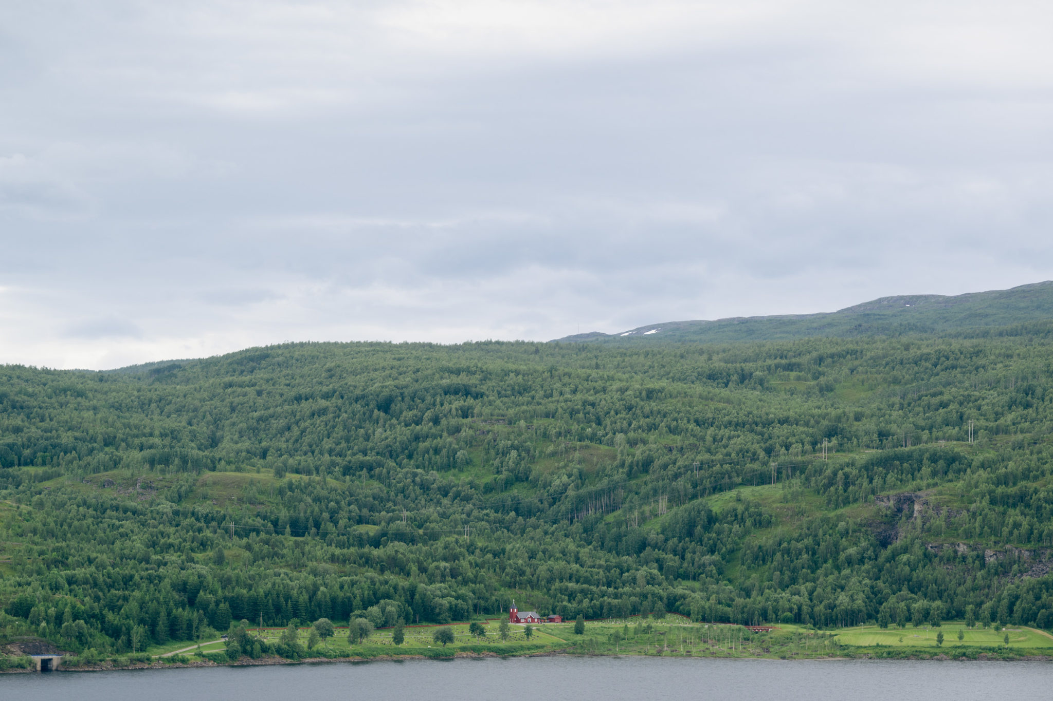 Kapellet i Sulitjelma, omgitt av grønne åser © Marie Nystad Helgesen
