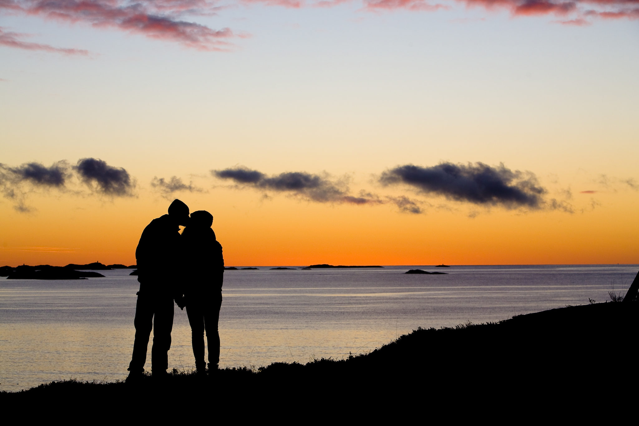 Colorful sky over a romantic couple in Lofoten. Photo: Espen Mortensen / nordnorge.dev09.dekodes.no
