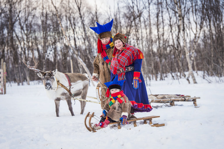 Sami family at Davvi Siida. Photo: Ørjan Bertelsen / nordnorge.dev09.dekodes.no