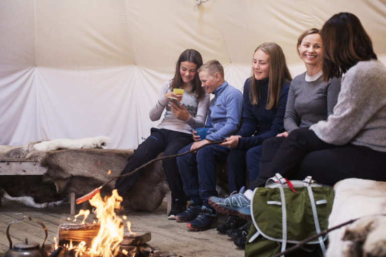 Joyful moments with friends and family in the sami lavoo. Photo: Marie Louise Somby / nordnorge.dev09.dekodes.no