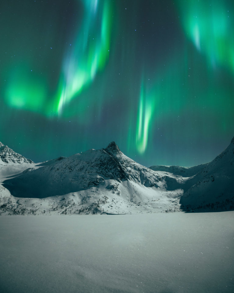 Wunderbares Licht über dem gefrorenen See Krokvatnet, auf der Insel Senja © Steffen Fossbakk