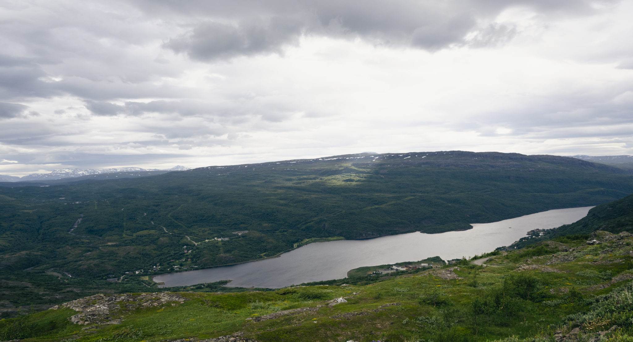 Sulitjelma ligger mellom høye fjell og ved en dyp fjord. © Marie Nystad Helgesen 