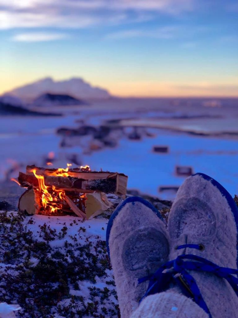 A campfire gives you peace of mind. In the blue hour at Kjerringøy. Photo: Martine Johansen Alvestad / nordnorge.dev09.dekodes.no