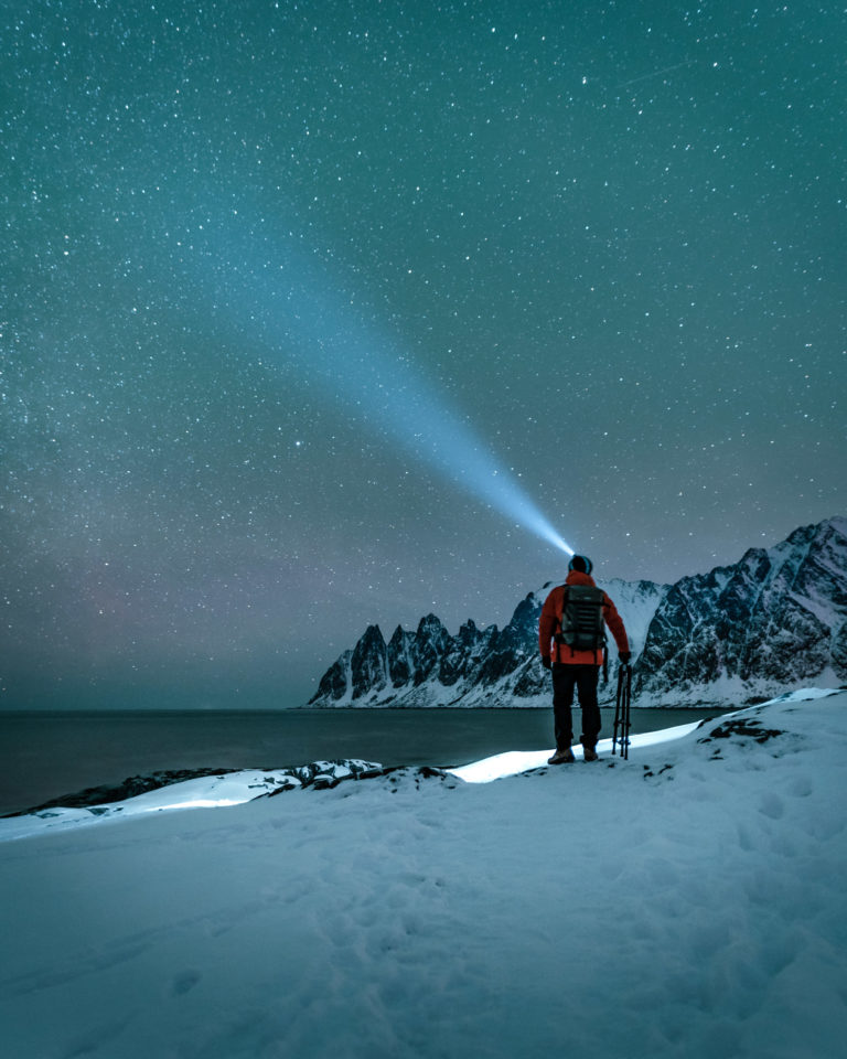 Schneeschauer aus Nordwesten ziehen in Richtung Landzunge Tungeneset an der Außenseite von Senja. Glauben wir an Nordlichter heute Nacht? © Steffen Fossbakk
