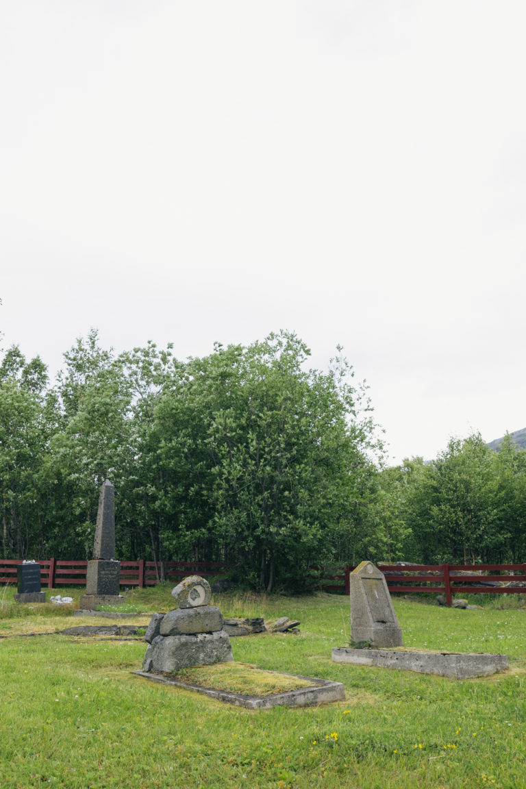 Gamle gravstøtter på kirkegården. © Marie Nystad Helgesen