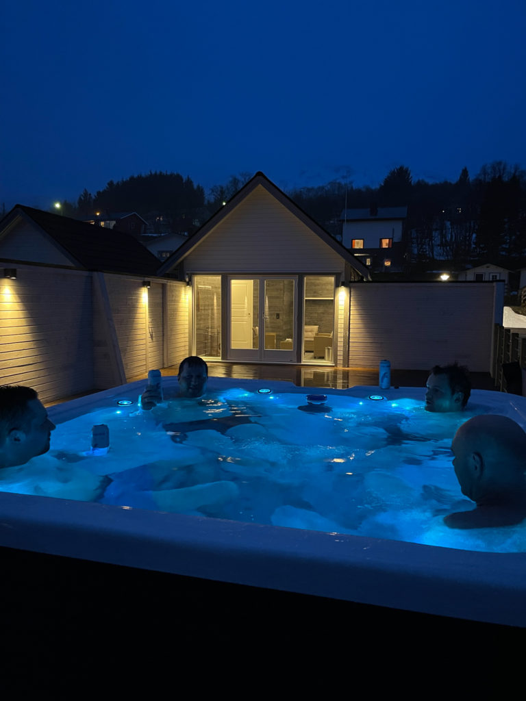 Bubbly atmosphere when bathing in Torsken © Senja by Heart