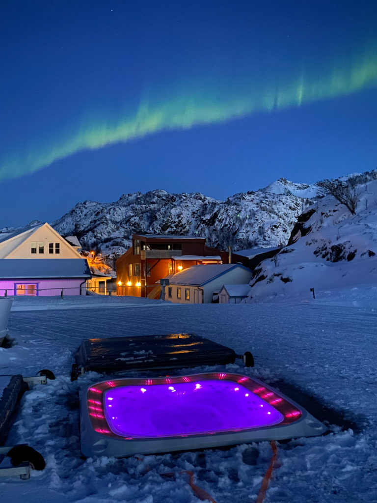 The jacuzzi ready, and Aurora turns up © Hamn i Senja