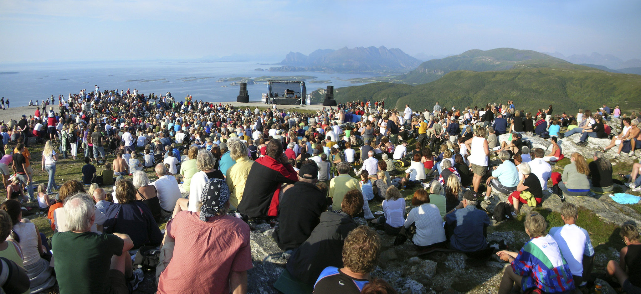 Konsert på Keiservarden. Foto: Ernst Furuhatt / nordnorge.dev09.dekodes.no