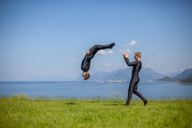 Gymnasts at Bratten Activity Park in Bodø, with av view towards Kjerringøy og Steigen. Photo: Julie Kolstad Abelsen / Visit Bodø