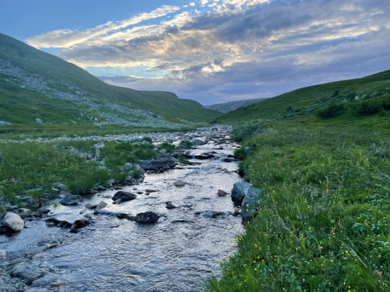You can choose between following the edge of the little canyon or the river © Kristin Harila