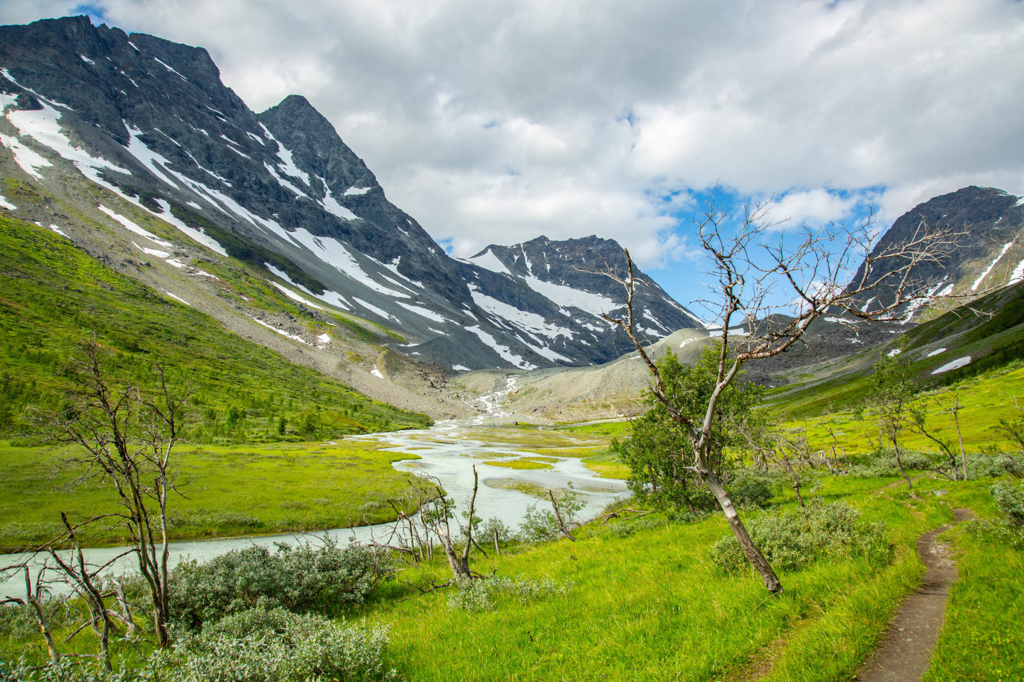 The upper part of the valley is an outwash plain, and in the back we can see the moraines built up during the "little ice age" in the 18th and 19th c. © William Copeland