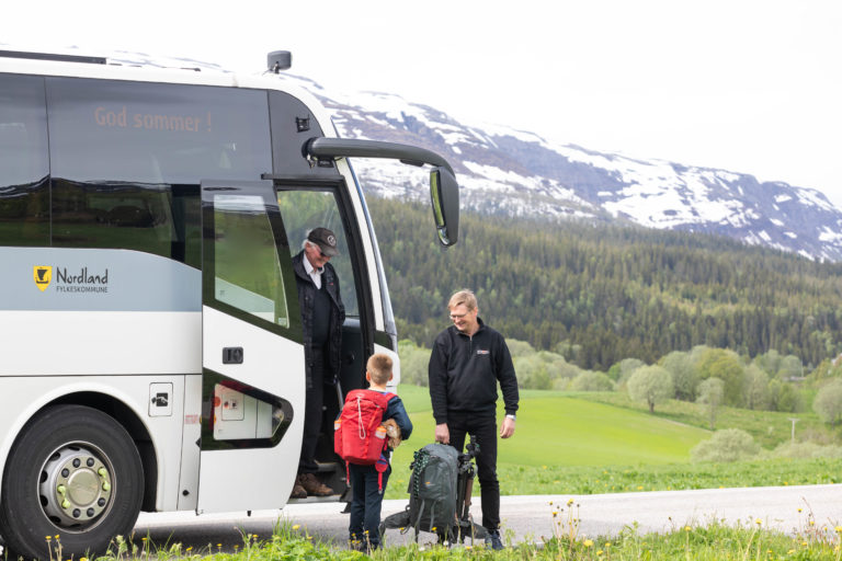 Buss on the way at Helgeland. Photo: Kathrine Sørgård / Nordland fylkeskommune / nordnorge.dev09.dekodes.no
