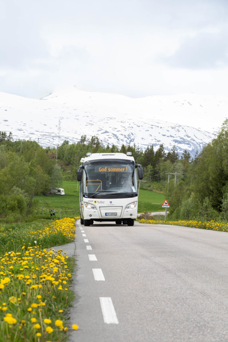 Buss on the way at Helgeland. Photo: Kathrine Sørgård / Nordland fylkeskommune / nordnorge.dev09.dekodes.no