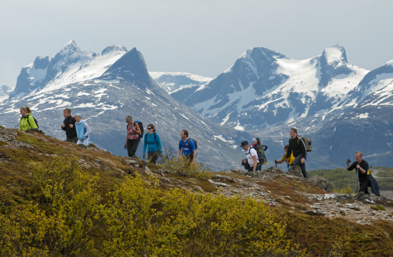 Vandrere på vei opp til Keiservarden. Foto: Ernst Furuhatt / nordnorge.dev09.dekodes.no
