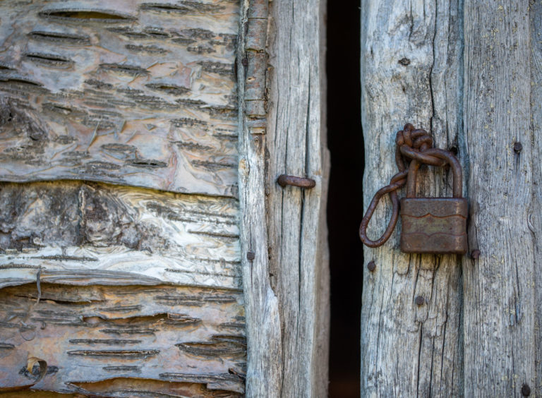 The entryway extension of the house is covered with bark © Dag Arild Larsen / Midt-Troms museum