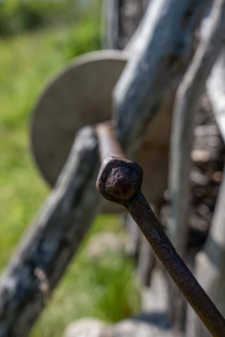 Grindstone at the Nikolaigammen turf hut in Kaperdalen valley © Dag Arild Larsen / Midt-Troms museum