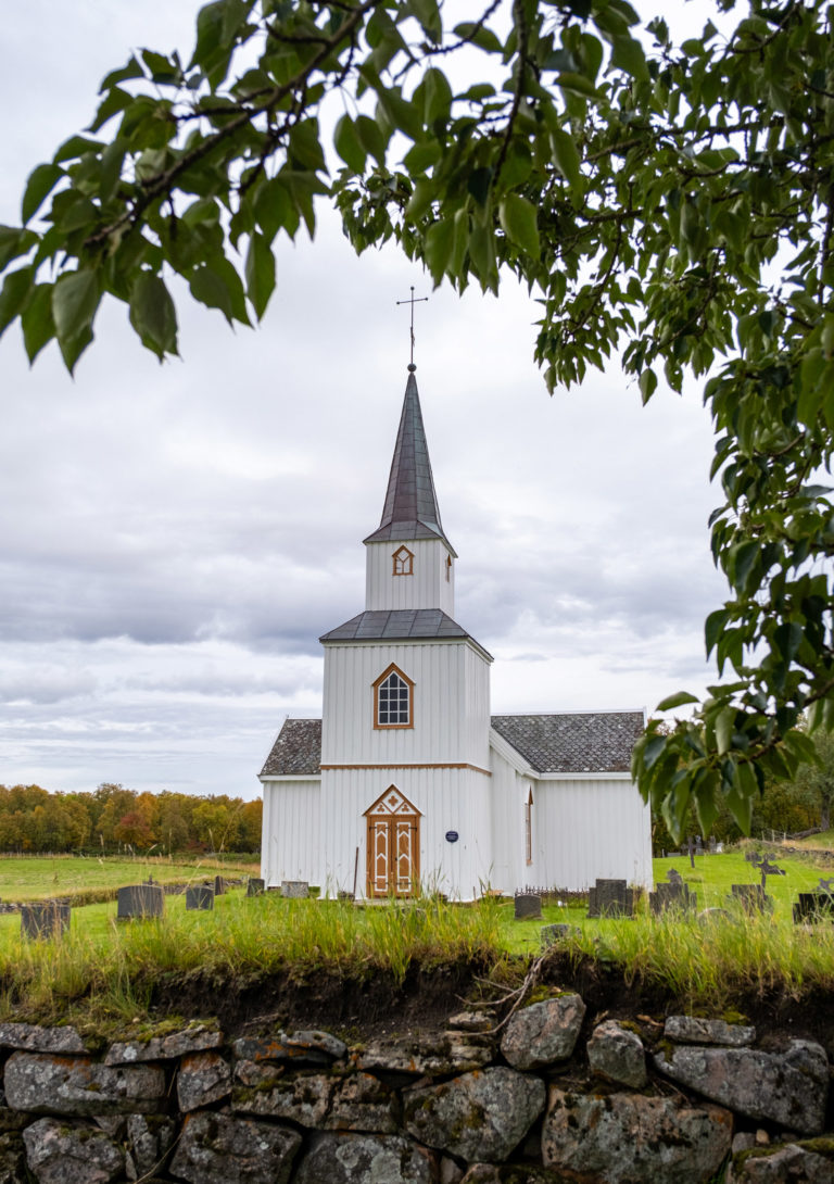 View over the churchyard walls towards the 1773 church of Tranøy © Dag Arild Larsen/Midt-Troms Museum