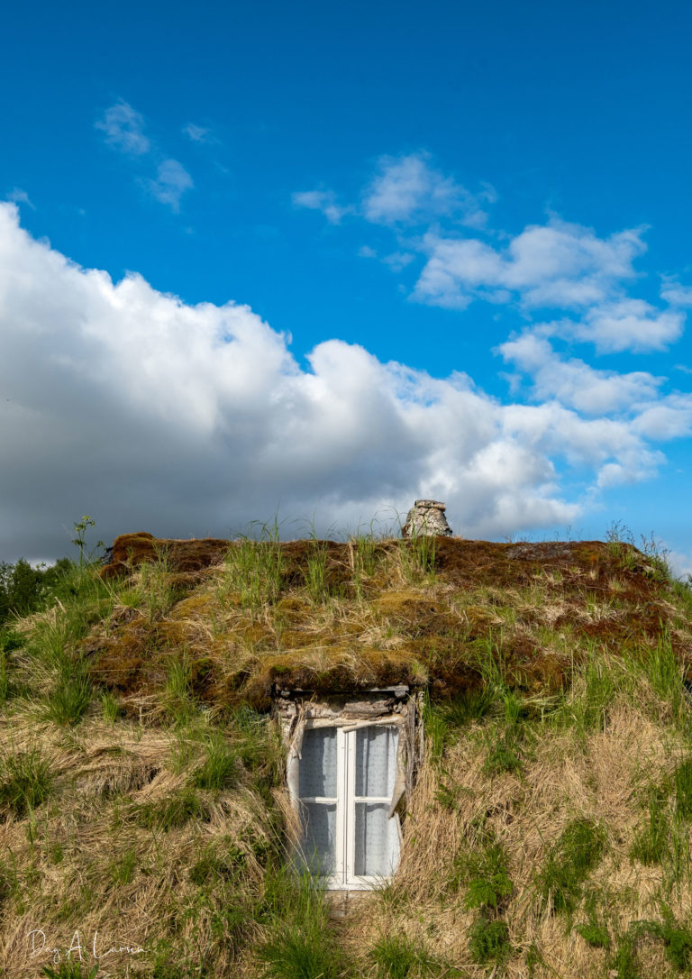 The windows are sat deeply into the thick turf walls of the Nikolaigammen turf hut in Kaperdalen valley © Dag Arild Larsen / Midt-Troms museum
