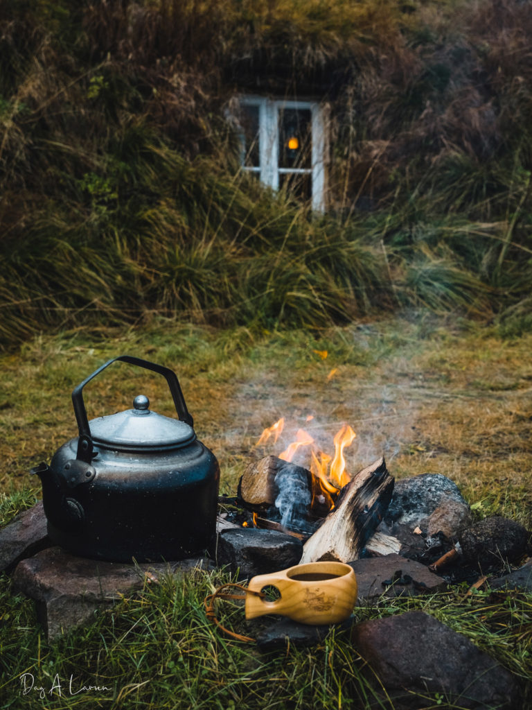 Coffee in the autumn dusk outside the Nikolaigammen turf hut in Kaperdalen valley © Dag Arild Larsen / Midt-Troms museum