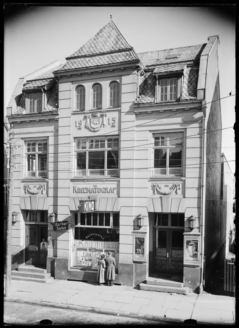 Verdensteatret Kinematograf was inaugurated on 4 June 1916. Architect: P.A. Amundsen Sr. Interior wall paintings by Sverre Mack. Verdensteatret is Norway’s oldest operating cinema. The building was listed for preservation in 1994. Photo: Christian Hansen. © fotoarkiv@perspektivet.no.