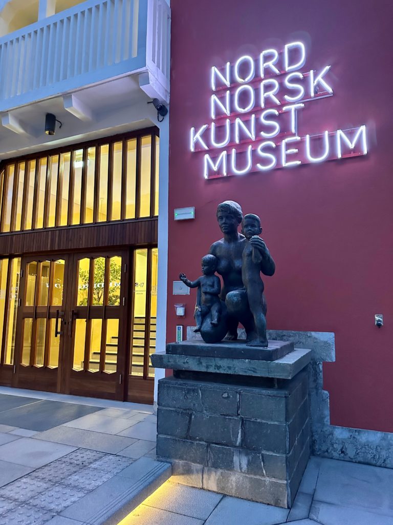 "The Mother and the Children" by artist Arne Durban (1951) outside the NordNorsk KunstMuseum Bodø, the former Bodø Sparebank building. Photo: Roger Johansen / nordnorge.dev09.dekodes.no