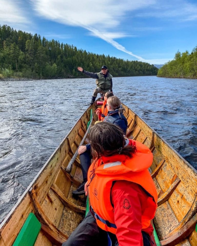 Transportmiddelet i Altaelva er den tradisjonelle elvebåten. Foto: Sorrisniva